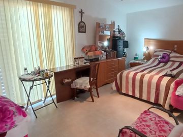 JURIQUILLA, CASA EN CONDOMINIO CON LA MEJOR UBICACIÓN.  3 RECÁMARAS, ESTUDIO, 2.5 BAÑOS, JARDÍN, 2/3 AUTOS, BODEGA.