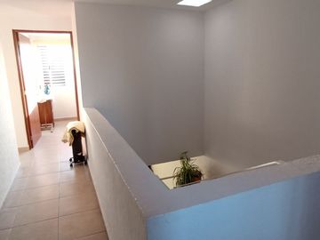 JURIQUILLA, CASA EN CONDOMINIO CON LA MEJOR UBICACIÓN.  3 RECÁMARAS, ESTUDIO, 2.5 BAÑOS, JARDÍN, 2/3 AUTOS, BODEGA.