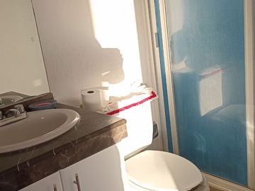 JURIQUILLA, CASA EN CONDOMINIO CON LA MEJOR UBICACIÓN.  3 RECÁMARAS, ESTUDIO, 2.5 BAÑOS, JARDÍN, 2/3 AUTOS, BODEGA.