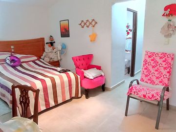 JURIQUILLA, CASA EN CONDOMINIO CON LA MEJOR UBICACIÓN.  3 RECÁMARAS, ESTUDIO, 2.5 BAÑOS, JARDÍN, 2/3 AUTOS, BODEGA.
