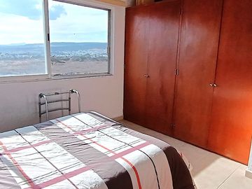 JURIQUILLA, CASA EN CONDOMINIO CON LA MEJOR UBICACIÓN.  3 RECÁMARAS, ESTUDIO, 2.5 BAÑOS, JARDÍN, 2/3 AUTOS, BODEGA.