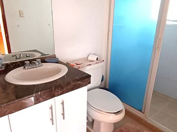 JURIQUILLA, CASA EN CONDOMINIO CON LA MEJOR UBICACIÓN.  3 RECÁMARAS, ESTUDIO, 2.5 BAÑOS, JARDÍN, 2/3 AUTOS, BODEGA.
