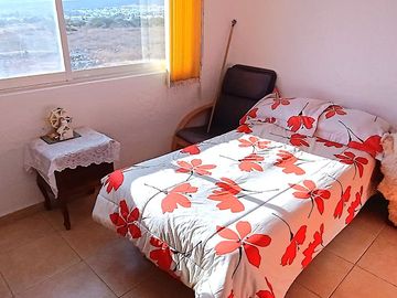 JURIQUILLA, CASA EN CONDOMINIO CON LA MEJOR UBICACIÓN.  3 RECÁMARAS, ESTUDIO, 2.5 BAÑOS, JARDÍN, 2/3 AUTOS, BODEGA.