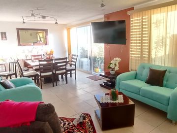 JURIQUILLA, CASA EN CONDOMINIO CON LA MEJOR UBICACIÓN.  3 RECÁMARAS, ESTUDIO, 2.5 BAÑOS, JARDÍN, 2/3 AUTOS, BODEGA.