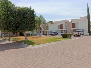 JURIQUILLA, CASA EN CONDOMINIO CON LA MEJOR UBICACIÓN.  3 RECÁMARAS, ESTUDIO, 2.5 BAÑOS, JARDÍN, 2/3 AUTOS, BODEGA.