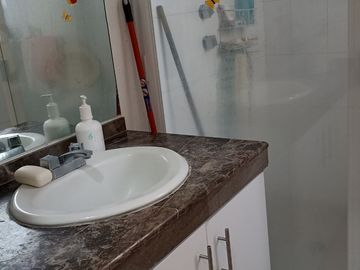 JURIQUILLA, CASA EN CONDOMINIO CON LA MEJOR UBICACIÓN.  3 RECÁMARAS, ESTUDIO, 2.5 BAÑOS, JARDÍN, 2/3 AUTOS, BODEGA.
