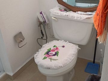 JURIQUILLA, CASA EN CONDOMINIO CON LA MEJOR UBICACIÓN.  3 RECÁMARAS, ESTUDIO, 2.5 BAÑOS, JARDÍN, 2/3 AUTOS, BODEGA.