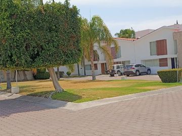 JURIQUILLA, CASA EN CONDOMINIO CON LA MEJOR UBICACIÓN.  3 RECÁMARAS, ESTUDIO, 2.5 BAÑOS, JARDÍN, 2/3 AUTOS, BODEGA.