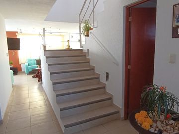 JURIQUILLA, CASA EN CONDOMINIO CON LA MEJOR UBICACIÓN.  3 RECÁMARAS, ESTUDIO, 2.5 BAÑOS, JARDÍN, 2/3 AUTOS, BODEGA.