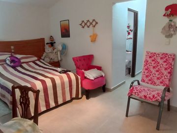 JURIQUILLA, CASA EN CONDOMINIO CON LA MEJOR UBICACIÓN.  3 RECÁMARAS, ESTUDIO, 2.5 BAÑOS, JARDÍN, 2/3 AUTOS, BODEGA.