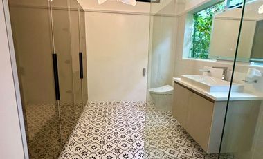 Elegance Redefined: Ayala Alabang 5 Bedrooms Beauty with 9-Car Garage! 🏡✨ Newly Refurbished, Cul de Sac Privacy, and East-Facing Bliss. Your Stylish R
