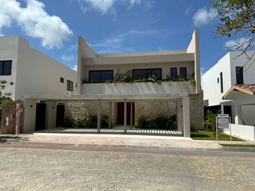 CASA EN VENTA EN LAGOS DEL SOL