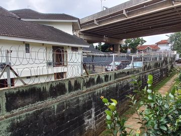 Rumah Hook, Pinggir Jalan Raya Area Pondok Labu, Super Untung Dan Strategis