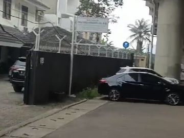 Rumah Hook, Pinggir Jalan Raya Area Pondok Labu, Super Untung Dan Strategis