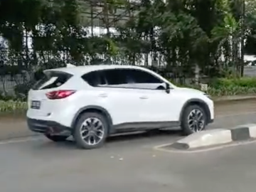 Rumah Hook, Pinggir Jalan Raya Area Pondok Labu, Super Untung Dan Strategis