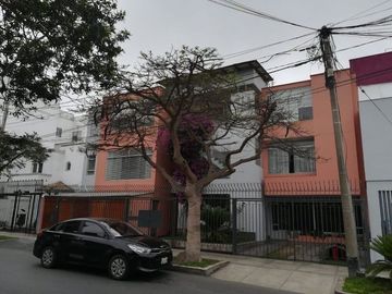 ESTUPENDA CASA COMO TERRENO CERCA A PARQUE Y AV. BENAVIDES