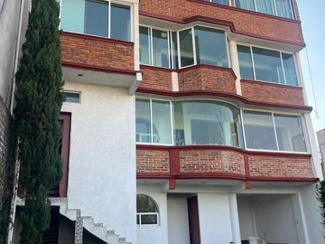 Casa en venta en 4 niveles con excelente vista.