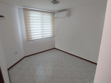 En Venta casa completamente amoblada en la urbanización Punta Carnero, Salinas, Santa Elena.