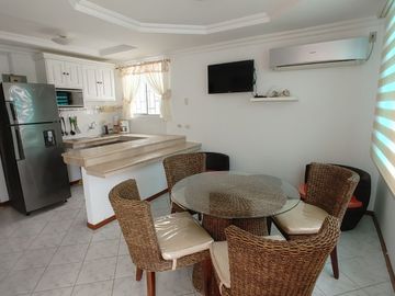 En Venta casa completamente amoblada en la urbanización Punta Carnero, Salinas, Santa Elena.
