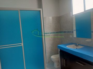 Vendemos casa de tres pisos.