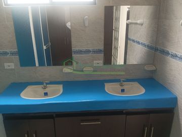 Vendemos casa de tres pisos.
