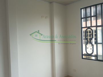 Vendemos casa de tres pisos.