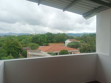 Vendemos casa de tres pisos.