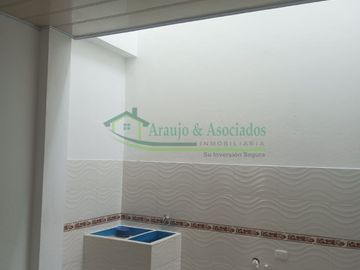 Vendemos casa de tres pisos.