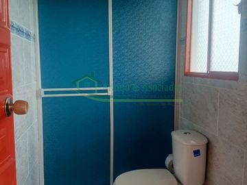 Vendemos casa de tres pisos.