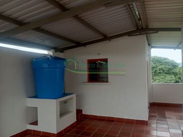 Vendemos casa de tres pisos.