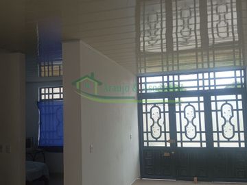 Vendemos casa de tres pisos.