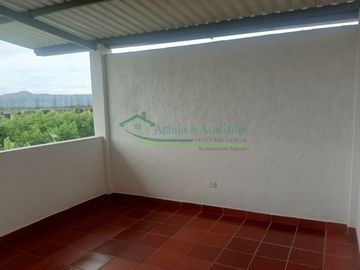 Vendemos casa de tres pisos.