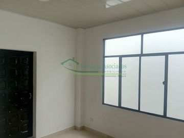 Vendemos casa de tres pisos.