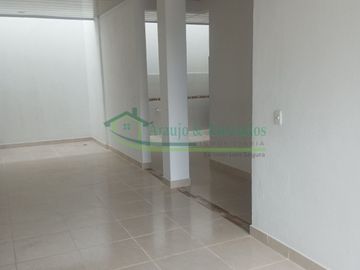 Vendemos casa de tres pisos.