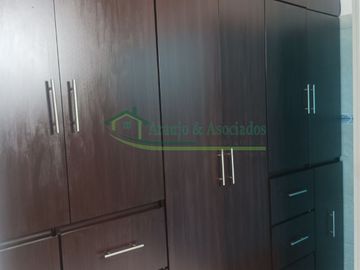 Vendemos casa de tres pisos.