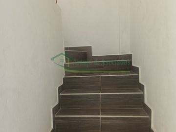 Vendemos casa de tres pisos.