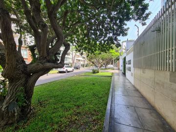 Moderno departamento duplex en Venta en San Isidro cerca a parques
