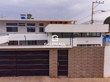 Inversión de Alto Nivel en Machala: Casa de 2 Departamentos y Suite con Piscina y Jacuzzi
