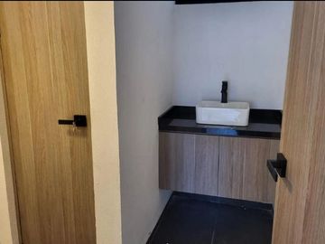 Venta de Casa, Ciudad Satélite, lista para habitar, recién remodelada.