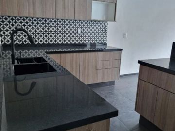 Venta de Casa, Ciudad Satélite, lista para habitar, recién remodelada.