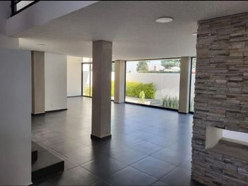 Venta de Casa, Ciudad Satélite, lista para habitar, recién remodelada.