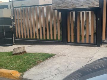 Venta de Casa, Ciudad Satélite, lista para habitar, recién remodelada.