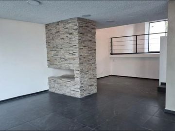 Venta de Casa, Ciudad Satélite, lista para habitar, recién remodelada.