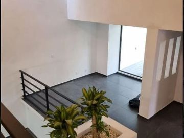 Venta de Casa, Ciudad Satélite, lista para habitar, recién remodelada.