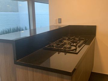 Venta de Casa, Ciudad Satélite, lista para habitar, recién remodelada.
