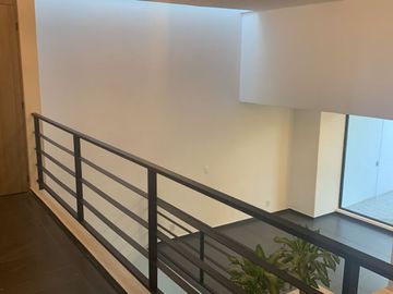 Venta de Casa, Ciudad Satélite, lista para habitar, recién remodelada.