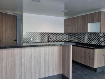 Venta de Casa, Ciudad Satélite, lista para habitar, recién remodelada.