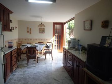 EN VENTA!!! BONITA CASA DE 2 PISOS