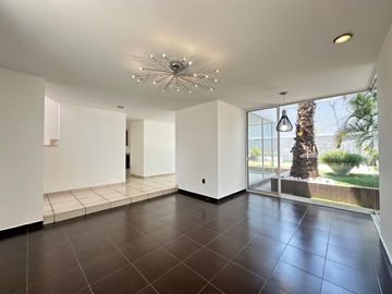 CASA EN VENTA EN GRAN JARDÍN LEÓN, GTO. CASA CON ILUMACIÓN LED Y BAÑOS ECOLÓGICOS. AMPLIO JARDÍN Y HABITACIÓN PRINCIPAL CON DOBLE ALTURA.