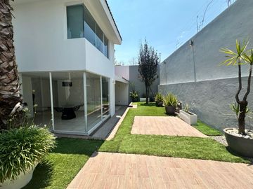 CASA EN VENTA EN GRAN JARDÍN LEÓN, GTO. CASA CON ILUMACIÓN LED Y BAÑOS ECOLÓGICOS. AMPLIO JARDÍN Y HABITACIÓN PRINCIPAL CON DOBLE ALTURA.